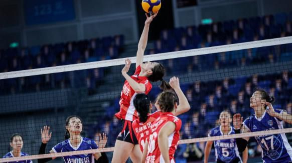 现场观影后，冯小刚、吴京、黄渤、陈思诚、田羽生、尹鸿教授等众多嘉宾也纷纷发声力赞《八佰》